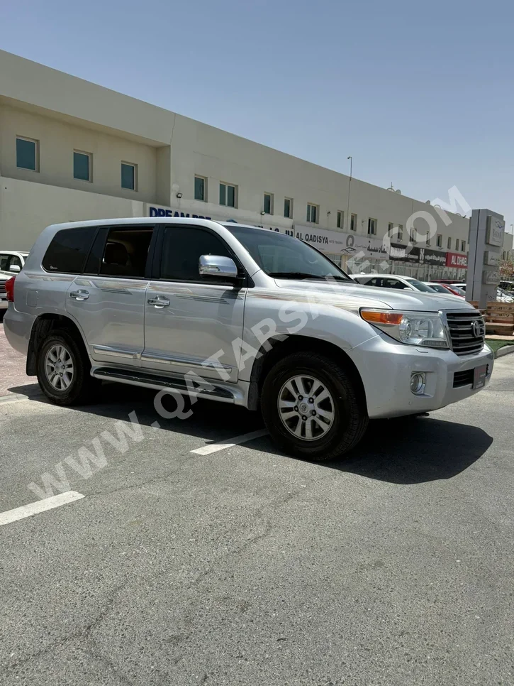 Toyota Land Cruiser GXR 2014 Automatic 310,000 Km 8 Cylinder Four Wheel Drive (4WD) SUV Silver