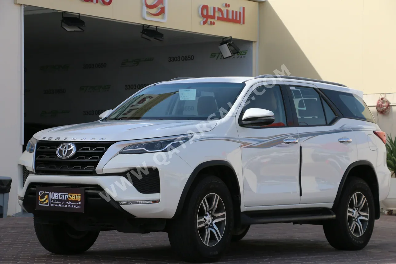 تويوتا  فورشنر  2022  اوتوماتيك  99,000 كم  4 سلندر  دفع رباعي  اس يو في  أبيض