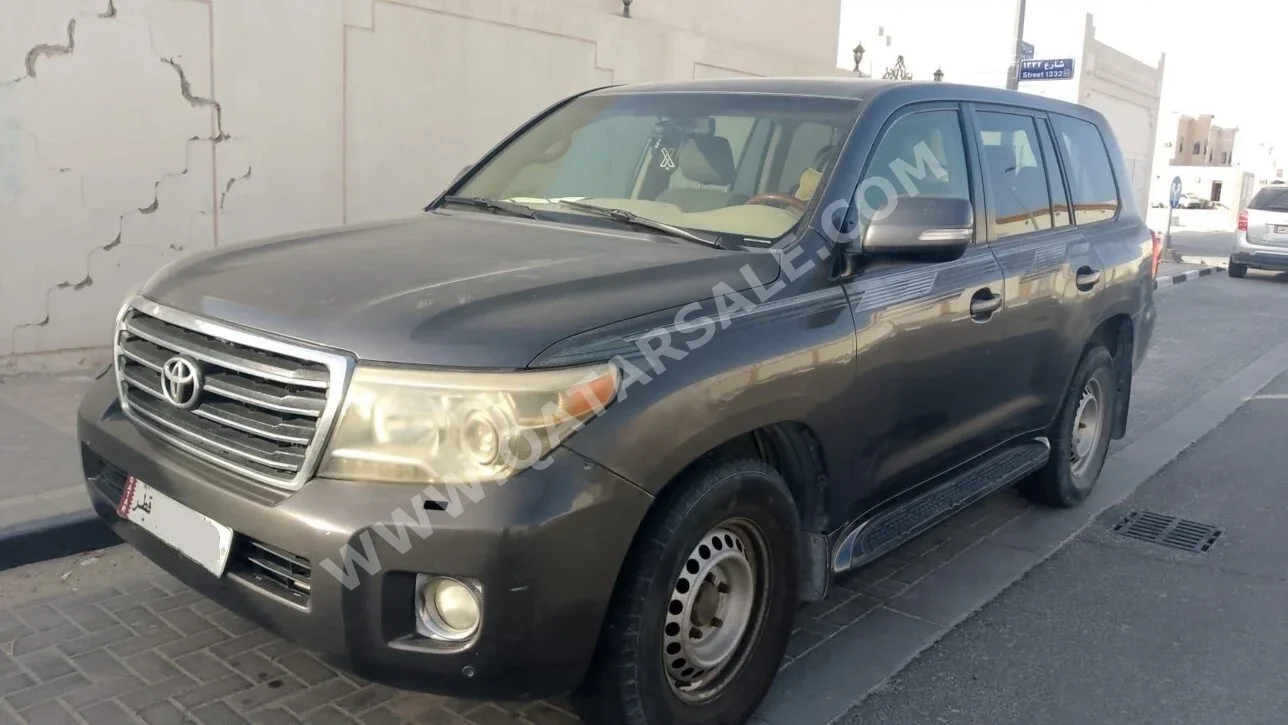 تويوتا لاند كروزر جي اكس 2015 اوتوماتيك 587,000 كم 6 سلندر دفع رباعي اس يو في ذهبي فاتح