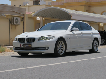بي ام دبليو الفئة - الخامسة 528i 2012 اوتوماتيك 165,000 كم 4 سلندر دفع خلفي سيدان أبيض