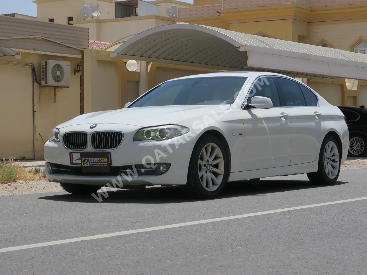 بي ام دبليو الفئة - الخامسة 528i 2012 اوتوماتيك 165,000 كم 4 سلندر دفع خلفي سيدان أبيض