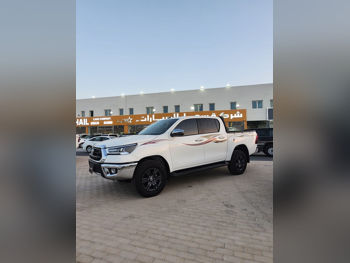 Toyota  Hilux  2025  Automatic  8,000 Km  4 Cylinder  Four Wheel Drive (4WD)  Pick Up  White  With Warranty