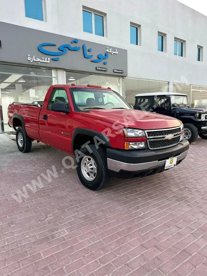 Chevrolet  Silverado  2500 HD  2006  Automatic  194,000 Km  8 Cylinder  Four Wheel Drive (4WD)  Pick Up  Red