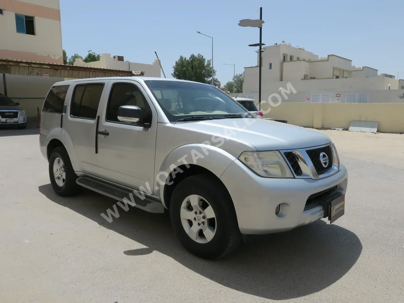 Nissan  Pathfinder  2015  Automatic  85,000 Km  6 Cylinder  Four Wheel Drive (4WD)  SUV  Silver