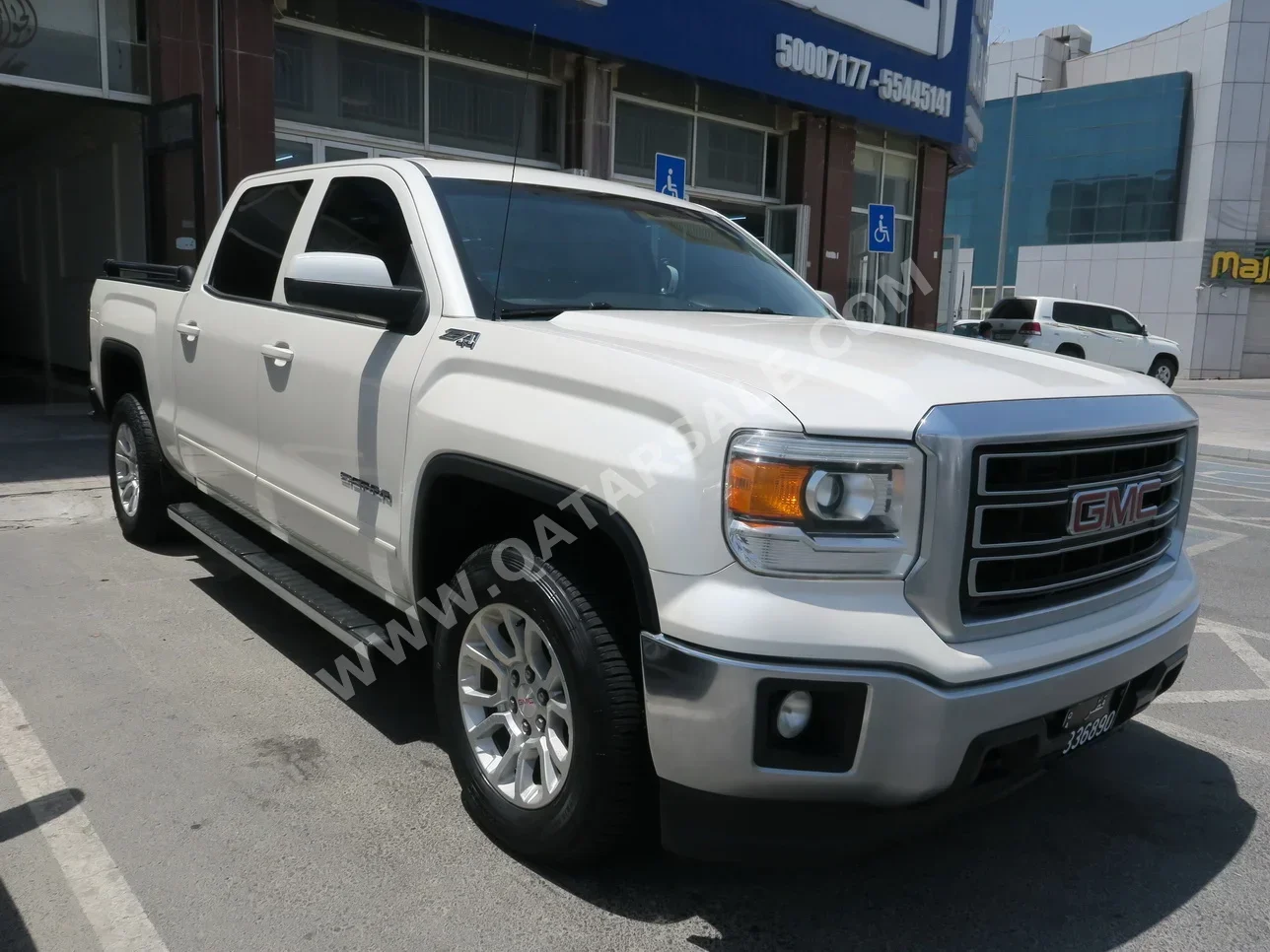 GMC  Sierra  2015  Automatic  233,000 Km  8 Cylinder  Four Wheel Drive (4WD)  Pick Up  White