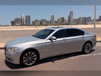 بي ام دبليو الفئة - السابعة 730 Li 2015 اوتوماتيك 200,000 كم 6 سلندر دفع خلفي سيدان فضي