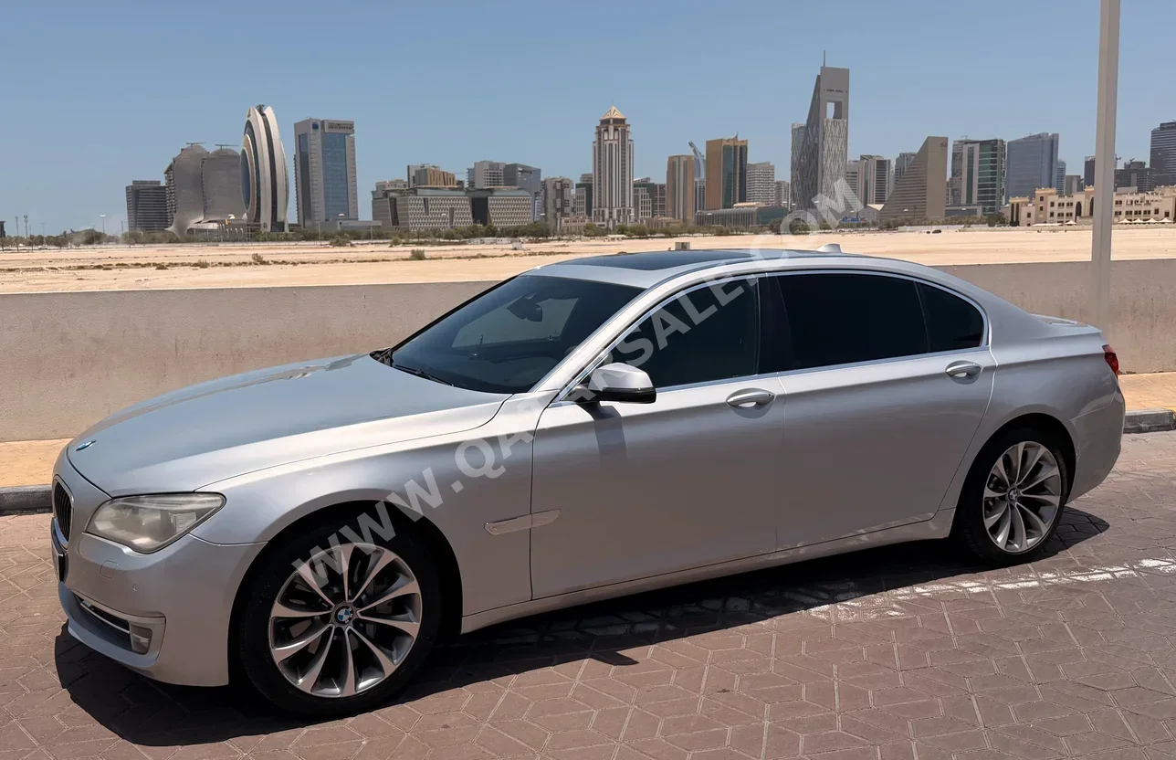 بي اي دبليو  ام بي في  ام 7  2015  اوتوماتيك  200,000 كم  6 سلندر  دفع خلفي  سيدان  رمادي فاتح