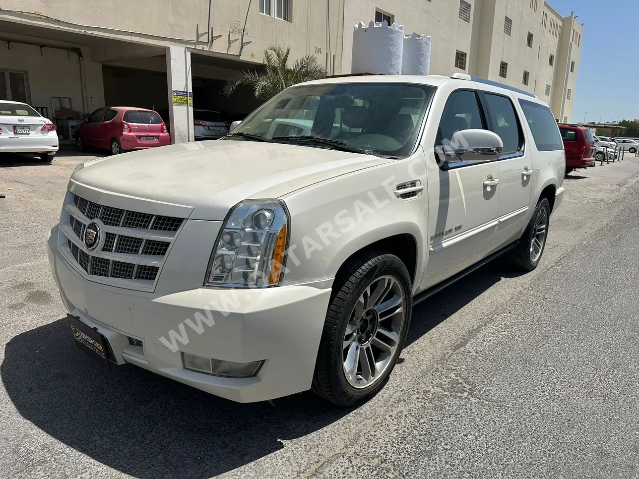 Cadillac  Escalade  2013  Automatic  200,000 Km  8 Cylinder  Four Wheel Drive (4WD)  SUV  White