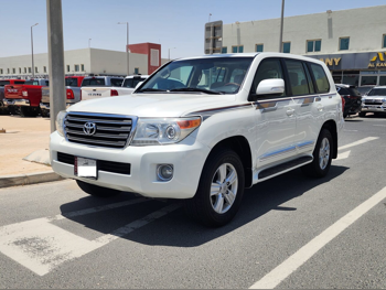 Toyota Land Cruiser GXR 2015 Automatic 373,000 Km 8 Cylinder Four Wheel Drive (4WD) SUV White