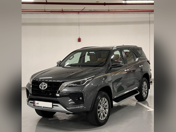 Toyota  Fortuner  SR5  2025  Automatic  2,000 Km  6 Cylinder  Four Wheel Drive (4WD)  SUV  Gray  With Warranty