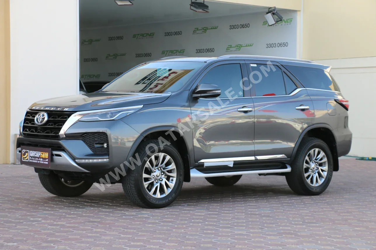 Toyota  Fortuner  SR5  2025  Automatic  2,000 Km  6 Cylinder  Four Wheel Drive (4WD)  SUV  Gray  With Warranty