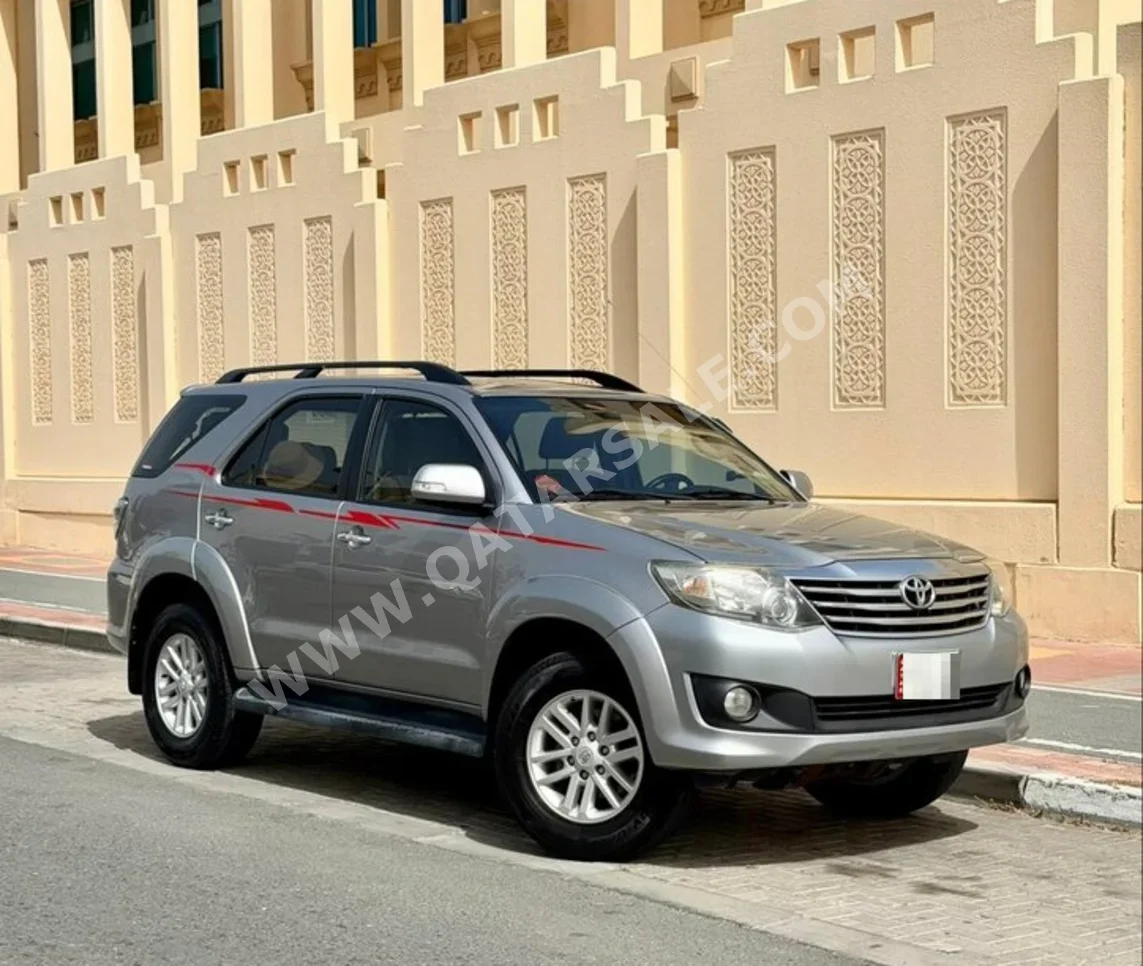 تويوتا  فورشنر  اس ار 5  2015  اوتوماتيك  108,000 كم  6 سلندر  دفع رباعي  اس يو في  فضي