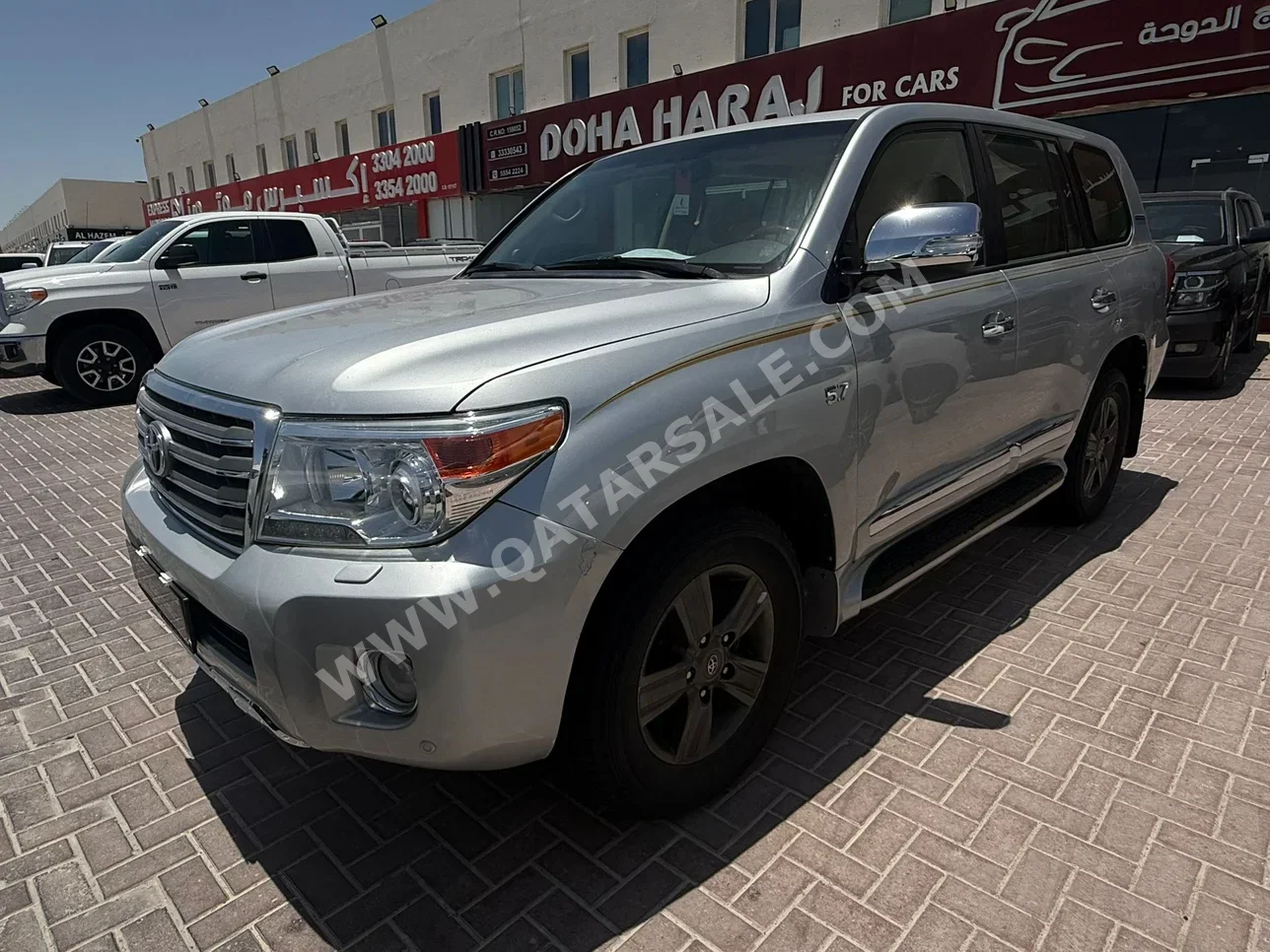 تويوتا  لاند كروزر  في اكس ار  2015  اوتوماتيك  303,000 كم  8 سلندر  دفع رباعي  اس يو في  فضي
