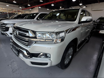 Toyota Land Cruiser GXR 2017 Automatic 142,000 Km 8 Cylinder Four Wheel Drive (4WD) SUV White