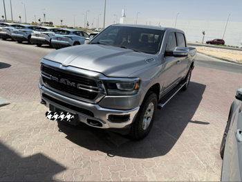 دودج رام 1500 2019 اوتوماتيك 135,000 كم 8 سلندر دفع رباعي بيكب رمادي