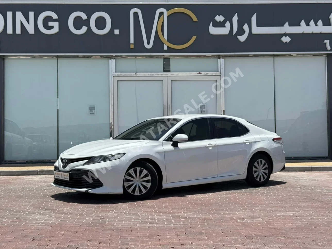تويوتا كامري أل اي 2018 اوتوماتيك 246,000 كم 4 سلندر سحب امامي سيدان أبيض