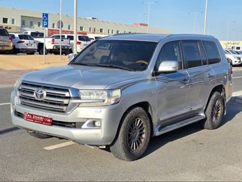 Toyota  Land Cruiser  VXR  2017  Automatic  269,000 Km  8 Cylinder  Four Wheel Drive (4WD)  SUV  Silver