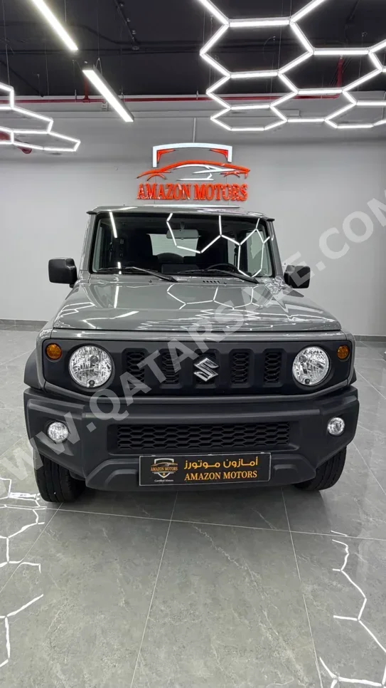سوزوكي جمني جي ال اكس 2021 اوتوماتيك 64,000 كم 4 سلندر دفع رباعي اس يو في رمادي