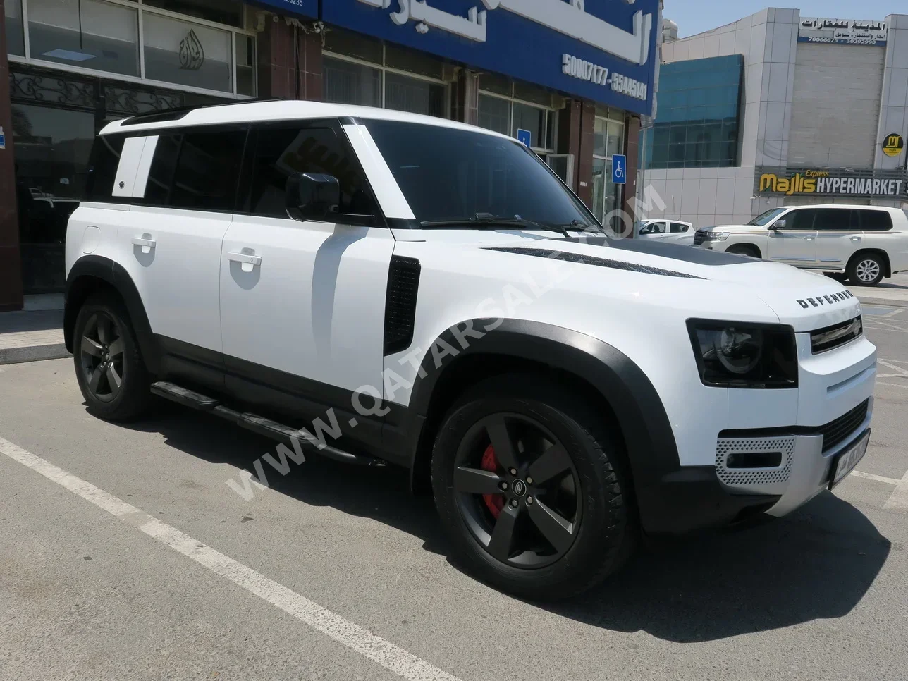 لاند روفر ديفيندر 110 اتش اس اي 2023 اوتوماتيك 117,000 كم 6 سلندر دفع رباعي اس يو في أبيض تحت الضمان