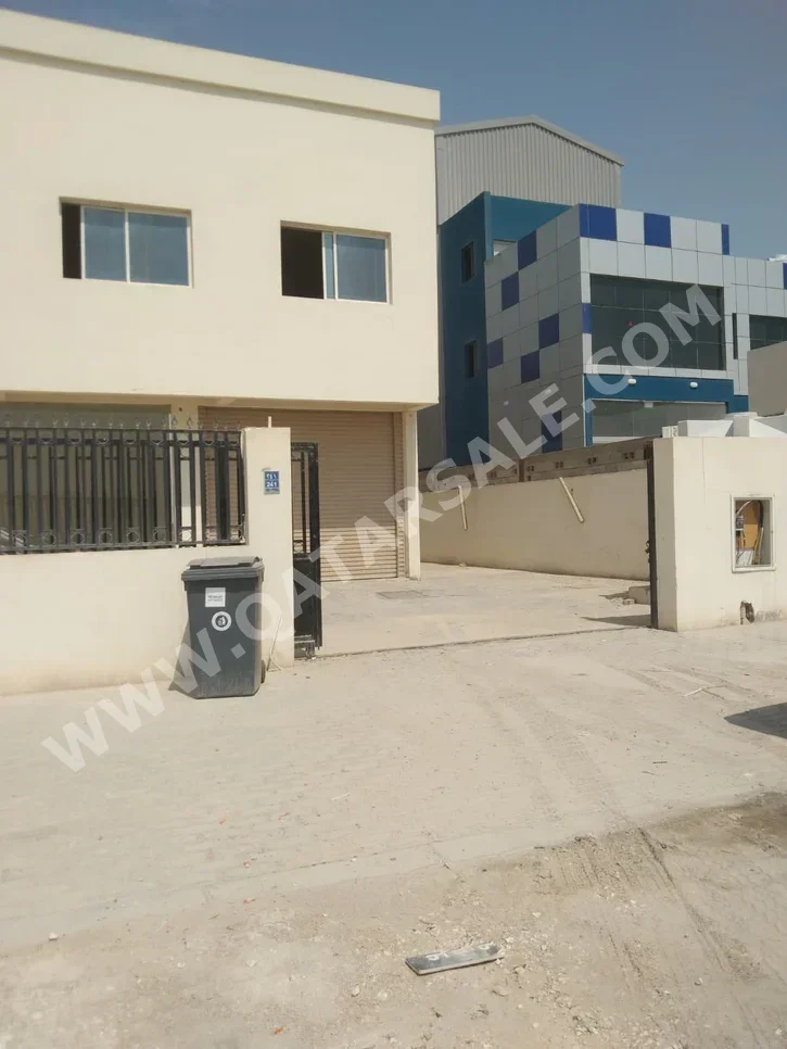 Warehouses & Stores - Al Wakrah - Wadi Aba Seleel -Area Size: 1000 Square Meter