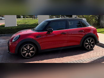 Mini  Cooper  S  2022  Automatic  88,000 Km  4 Cylinder  Front Wheel Drive (FWD)  Hatchback  Black and Red