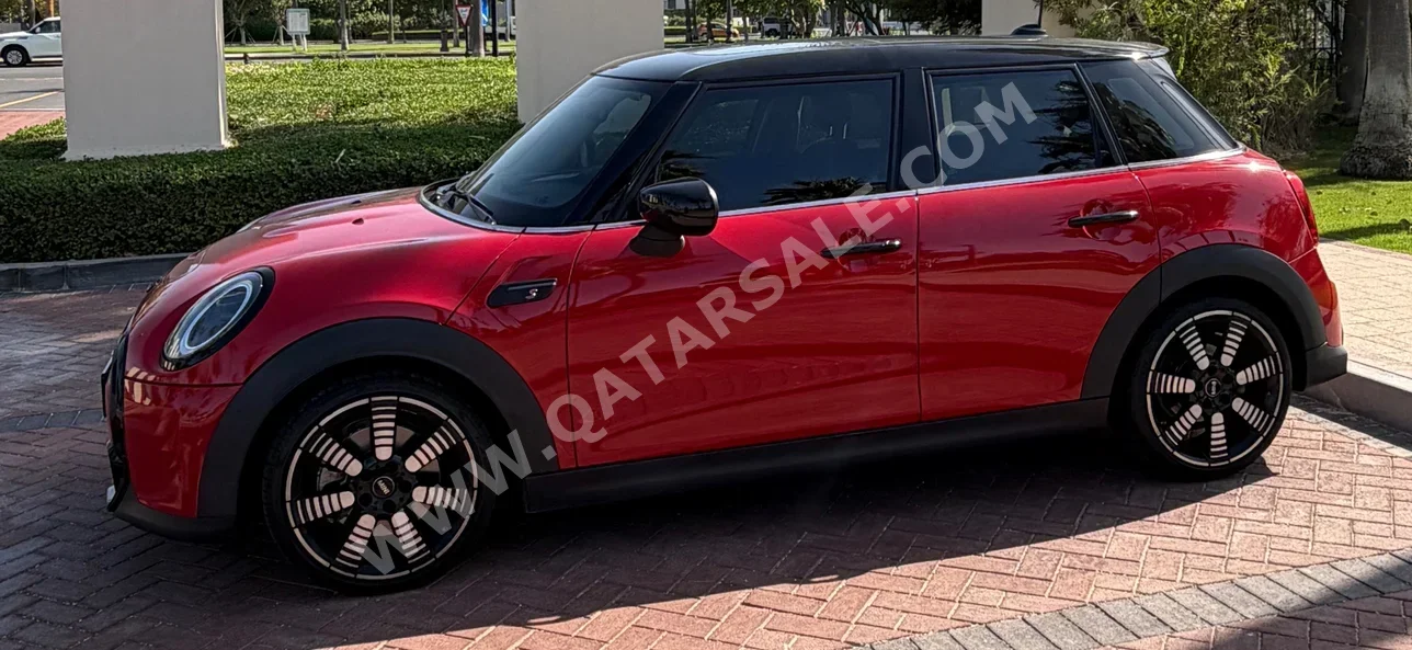 Mini Cooper S 2022 Automatic 88,000 Km 4 Cylinder Front Wheel Drive (FWD) Hatchback Black and Red