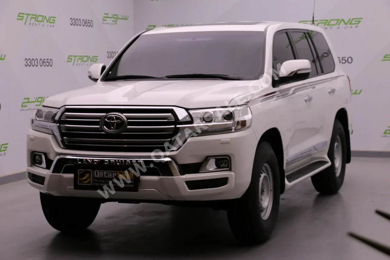 Toyota Land Cruiser GXR 2018 Automatic 278,000 Km 8 Cylinder Four Wheel Drive (4WD) SUV White