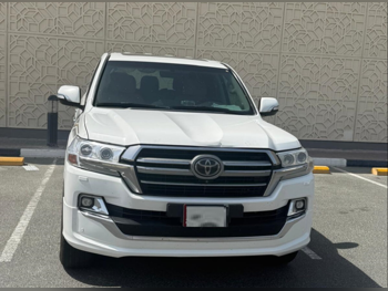 Toyota Land Cruiser VXR 2019 Automatic 238,000 Km 8 Cylinder Four Wheel Drive (4WD) SUV White