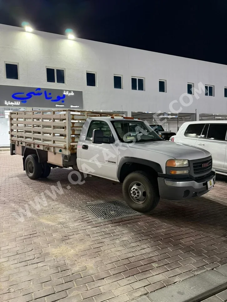 جي ام سي سييرا 3500 2006 عادي 48,000 كم 8 سلندر دفع رباعي بيكب أبيض