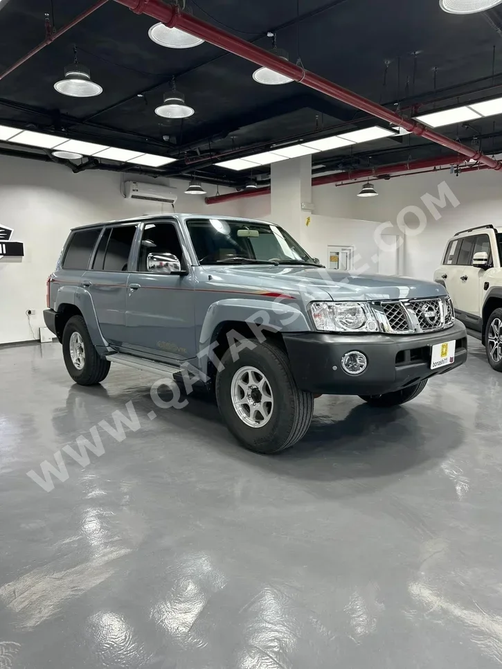 نيسان باترول سفاري 2007 عادي 269,000 كم 6 سلندر دفع رباعي اس يو في رمادي