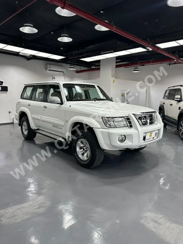 نيسان باترول سفاري 2004 اوتوماتيك 261,000 كم 6 سلندر دفع رباعي اس يو في أبيض