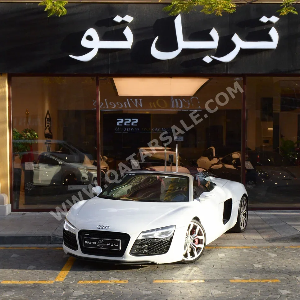 اودي آر 8 2016 اوتوماتيك 132,770 كم 10 سلندر دفع كلي مستمر كوبيه \ سبورت أبيض