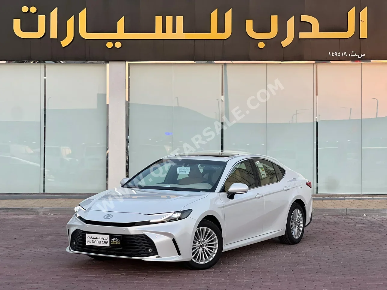 تويوتا كامري أل اي 2026 اوتوماتيك 900 كم 4 سلندر سحب امامي سيدان أبيض تحت الضمان