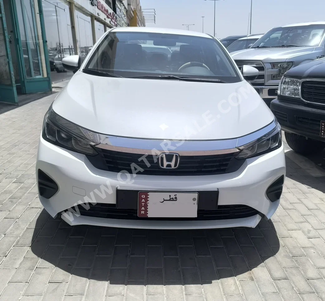 هوندا سيتي 2024 اوتوماتيك 100,000 كم 4 سلندر سحب امامي سيدان أبيض