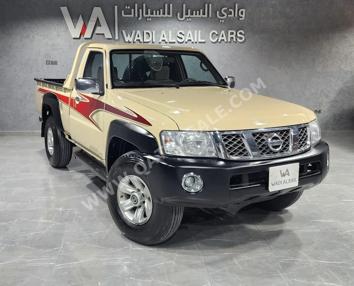 نيسان باترول بيك اب 2014 اوتوماتيك 380,000 كم 6 سلندر دفع رباعي بيكب بيج