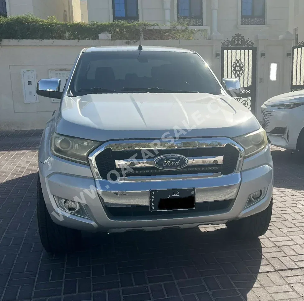 فورد رانجر اكس ال تي 2017 عادي 97,000 كم 4 سلندر دفع رباعي بيكب رمادي