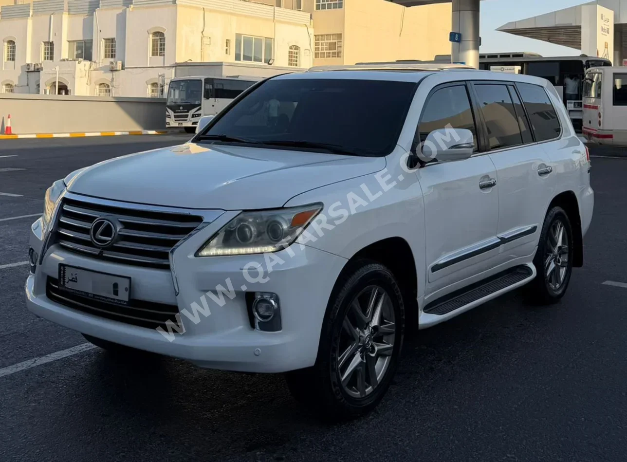 لكزس ال اكس 570 2013 اوتوماتيك 306,000 كم 8 سلندر دفع رباعي اس يو في أبيض