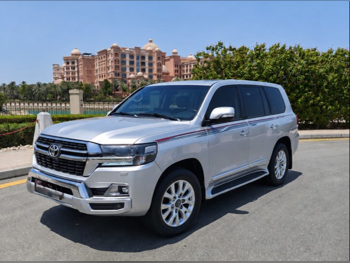 Toyota Land Cruiser GXR 2016 Automatic 286,000 Km 8 Cylinder Four Wheel Drive (4WD) SUV Light Gray