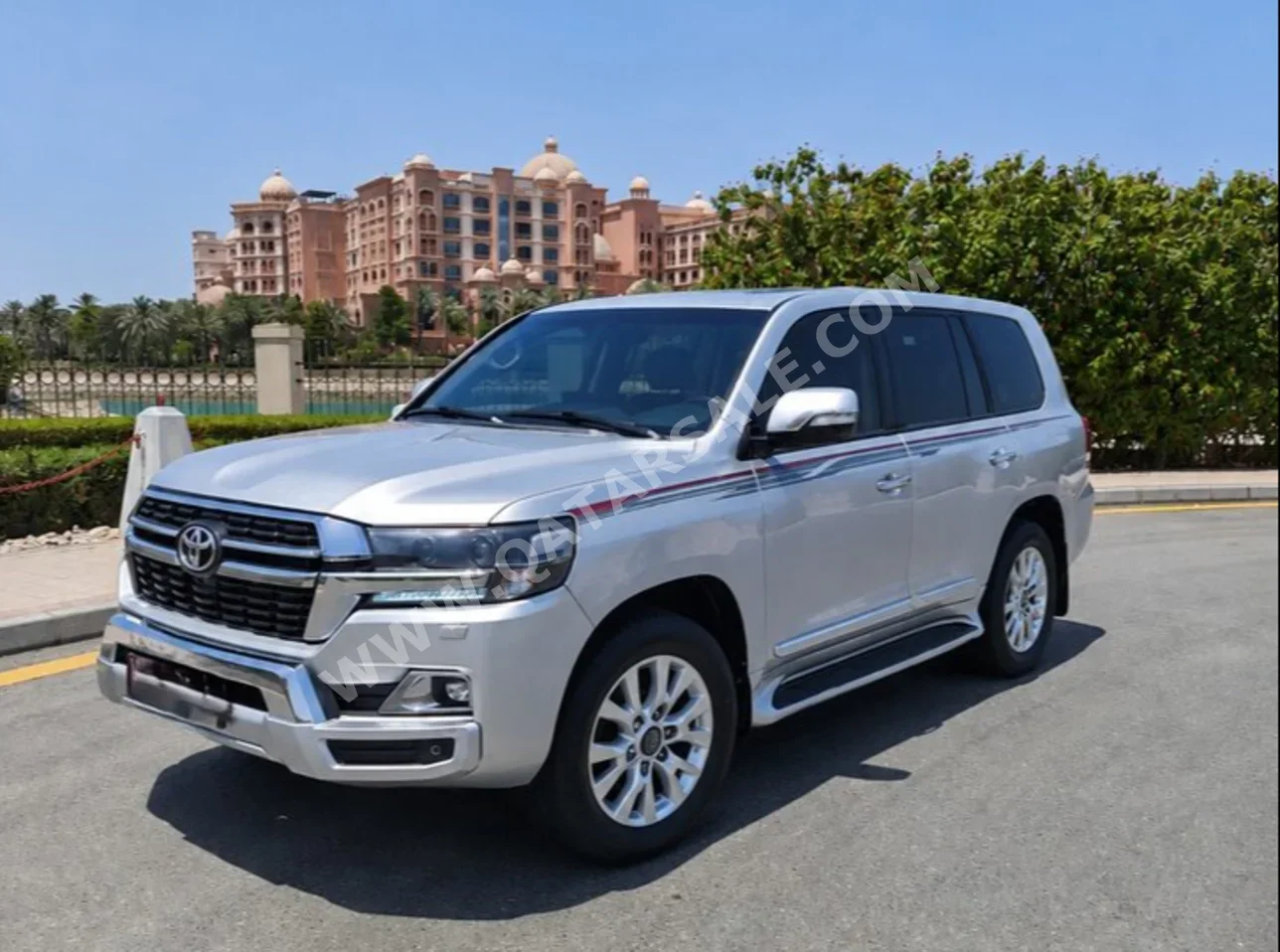 Toyota Land Cruiser GXR 2016 Automatic 286,000 Km 8 Cylinder Four Wheel Drive (4WD) SUV Light Gray