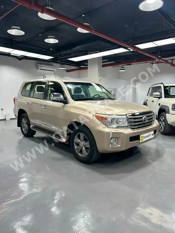 Toyota Land Cruiser VXR 2015 Automatic 480,000 Km 8 Cylinder Four Wheel Drive (4WD) SUV Gold