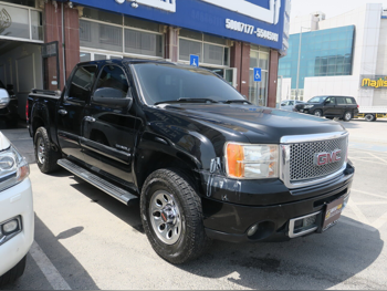 GMC  Sierra  Denali  2012  Automatic  300,000 Km  8 Cylinder  Four Wheel Drive (4WD)  Pick Up  Black