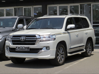 Toyota  Land Cruiser  VXS  2016  Automatic  202,000 Km  8 Cylinder  Four Wheel Drive (4WD)  SUV  White