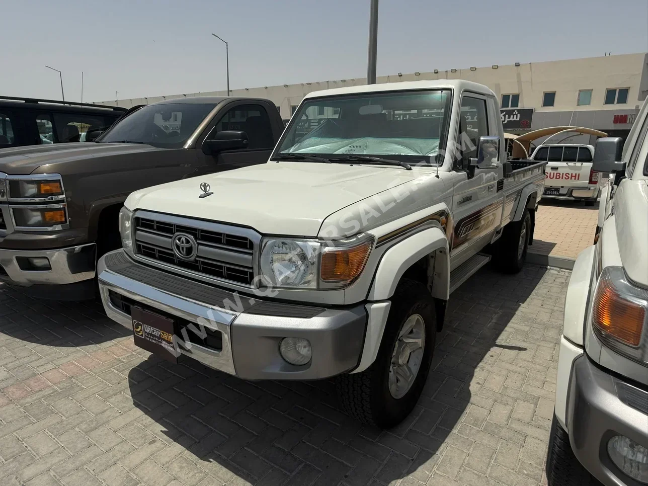 Toyota  Land Cruiser  LX  2018  Manual  229,000 Km  6 Cylinder  Four Wheel Drive (4WD)  Pick Up  White
