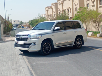 Toyota  Land Cruiser  VXR  2016  Automatic  290,000 Km  8 Cylinder  Four Wheel Drive (4WD)  SUV  White