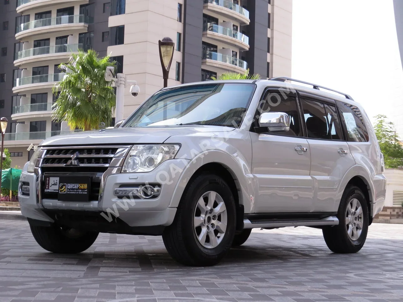 Mitsubishi Pajero GLS 2015 Automatic 136,000 Km 6 Cylinder Four Wheel Drive (4WD) Sedan White