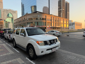 نيسان باثفايندر إس إي 2006 اوتوماتيك 97,000 كم 6 سلندر دفع رباعي اس يو في أبيض