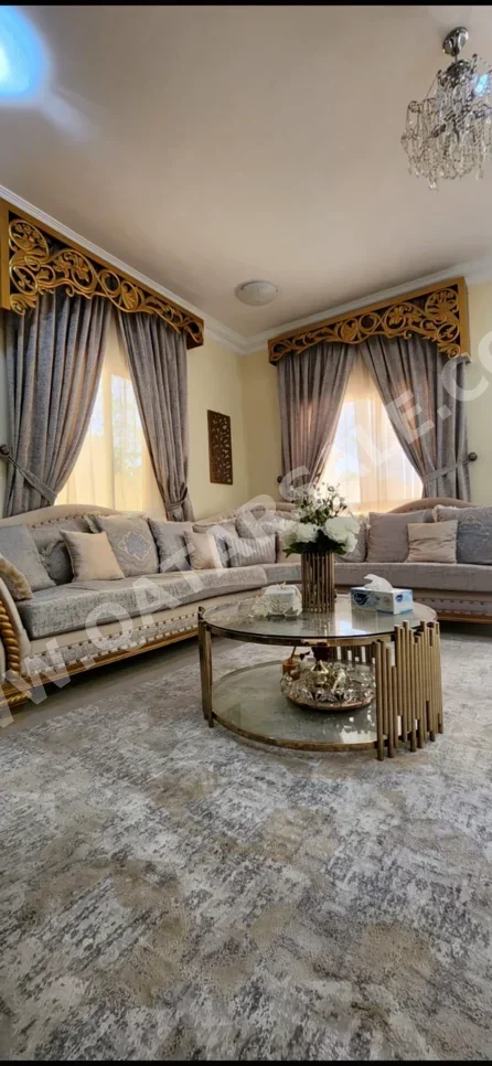 الأرائك والكنب والكراسي