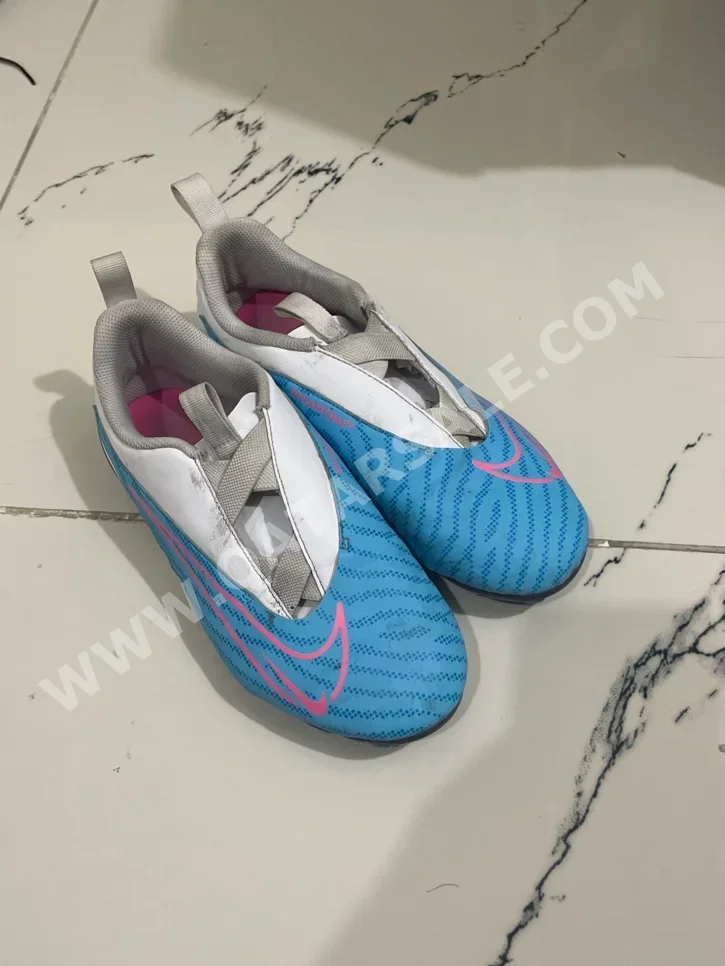 Sports Shoes Nike / Football for Men size 39