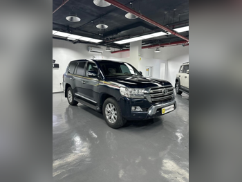 Toyota  Land Cruiser  GXR  2016  Automatic  294,000 Km  8 Cylinder  Four Wheel Drive (4WD)  SUV  Dark Blue