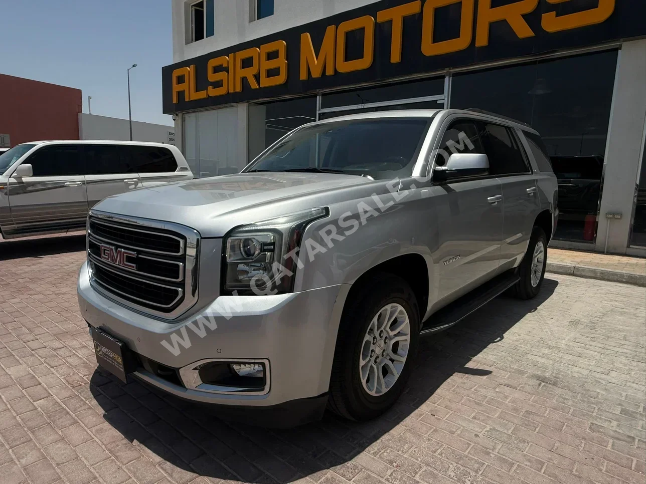 GMC  Yukon  SLE  2016  Automatic  184,000 Km  8 Cylinder  Rear Wheel Drive (RWD)  SUV  Gold